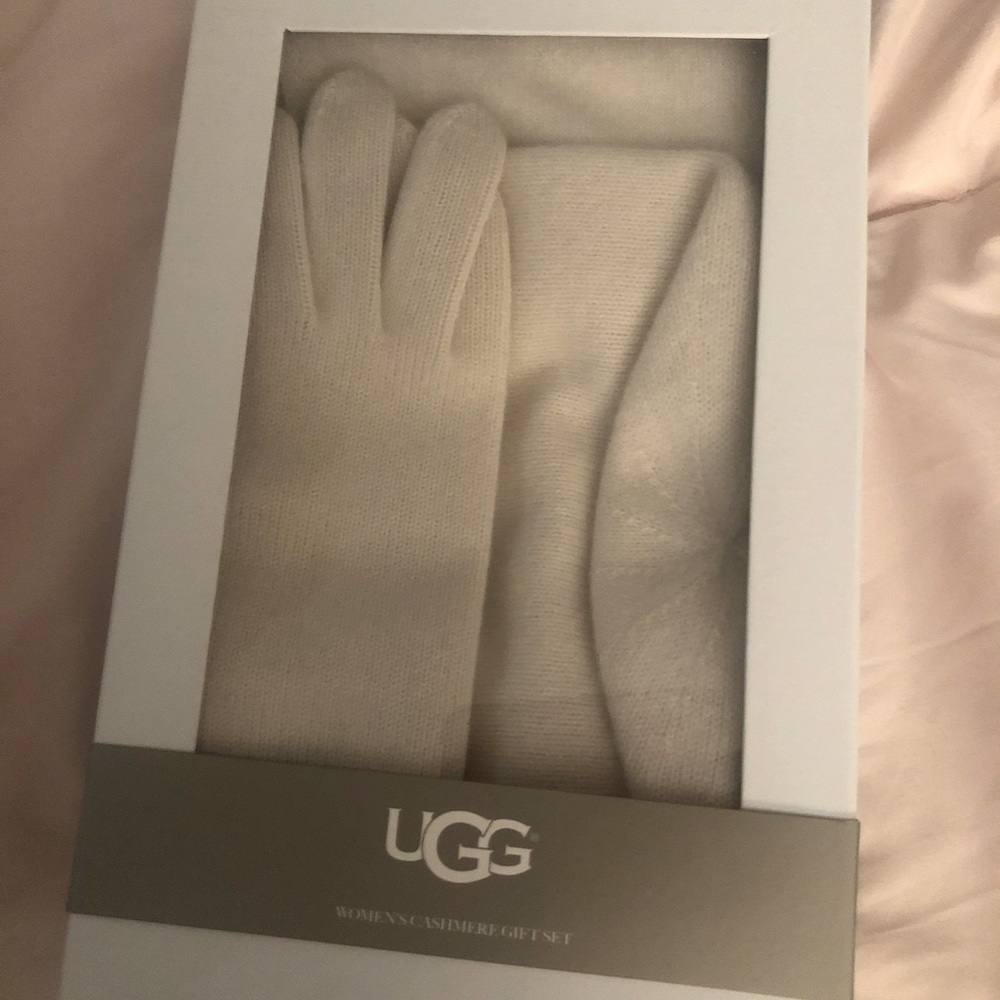 Ugg Cashmere Gift Set - gloves, hat, scarf